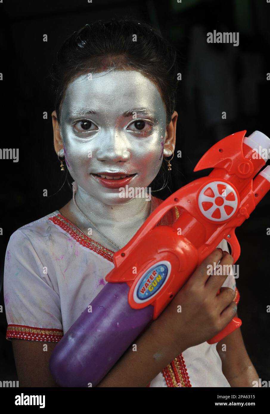 Celebrazioni Holi a Dhaka. Holi, conosciuto anche come Festival dei colori, Amore e Primavera, è uno dei festival più popolari e significativi dell'Induismo. Celebra l'amore eterno e divino del dio Radha e Krishna. Dhaka, Bangladesh. Foto Stock