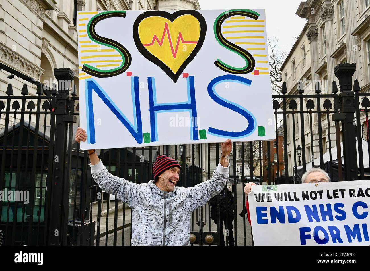 Londra, Regno Unito. Protester con SOS NHS segno fuori Downing Street. SOS NHS Demo per porre fine alla crisi nel NHS. Gli attivisti hanno marciato attraverso il centro di Londra per un raduno a Whitehall. Credit: michael melia/Alamy Live News Foto Stock