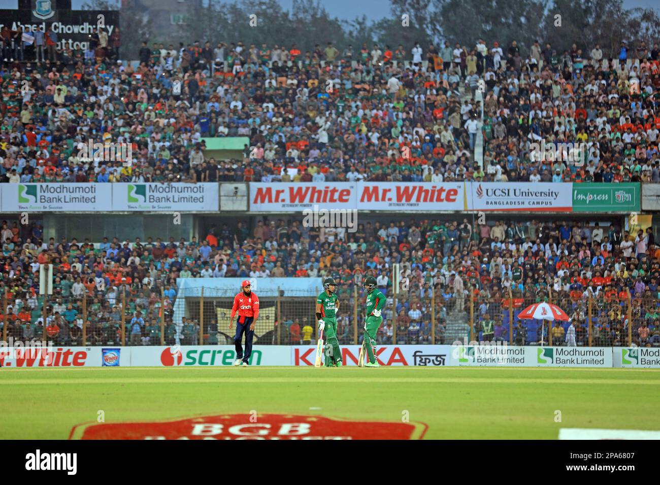 Tifosi di cricket del Bangladesh che hanno fatto il tifo allo ZACS durante la partita 1st T20I Bangladesh-Inghilterra di tre serie di partite allo Zahur Ahmed Chowdhury Cricket Stadium, Foto Stock