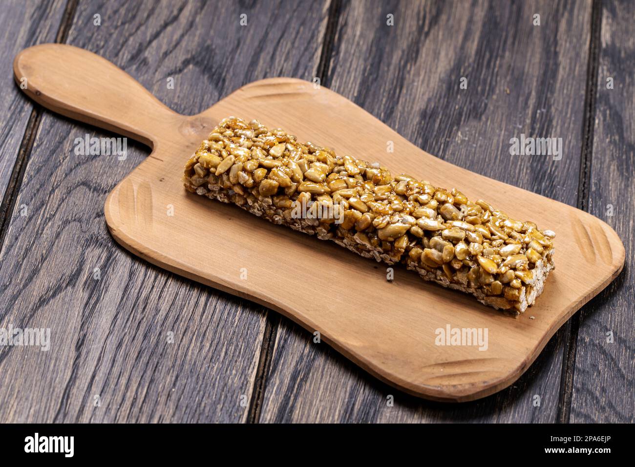 Delizioso kozinaki dolce bar da semi di girasole su piatto Foto Stock