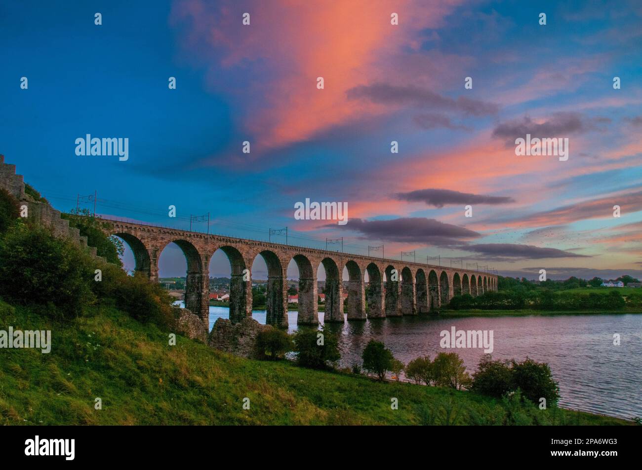 Il ponte di confine reale che porta la linea ferroviaria principale della costa orientale che attraversa il fiume Tweed a Berwick, la città più settentrionale dell'Inghilterra. Foto Stock