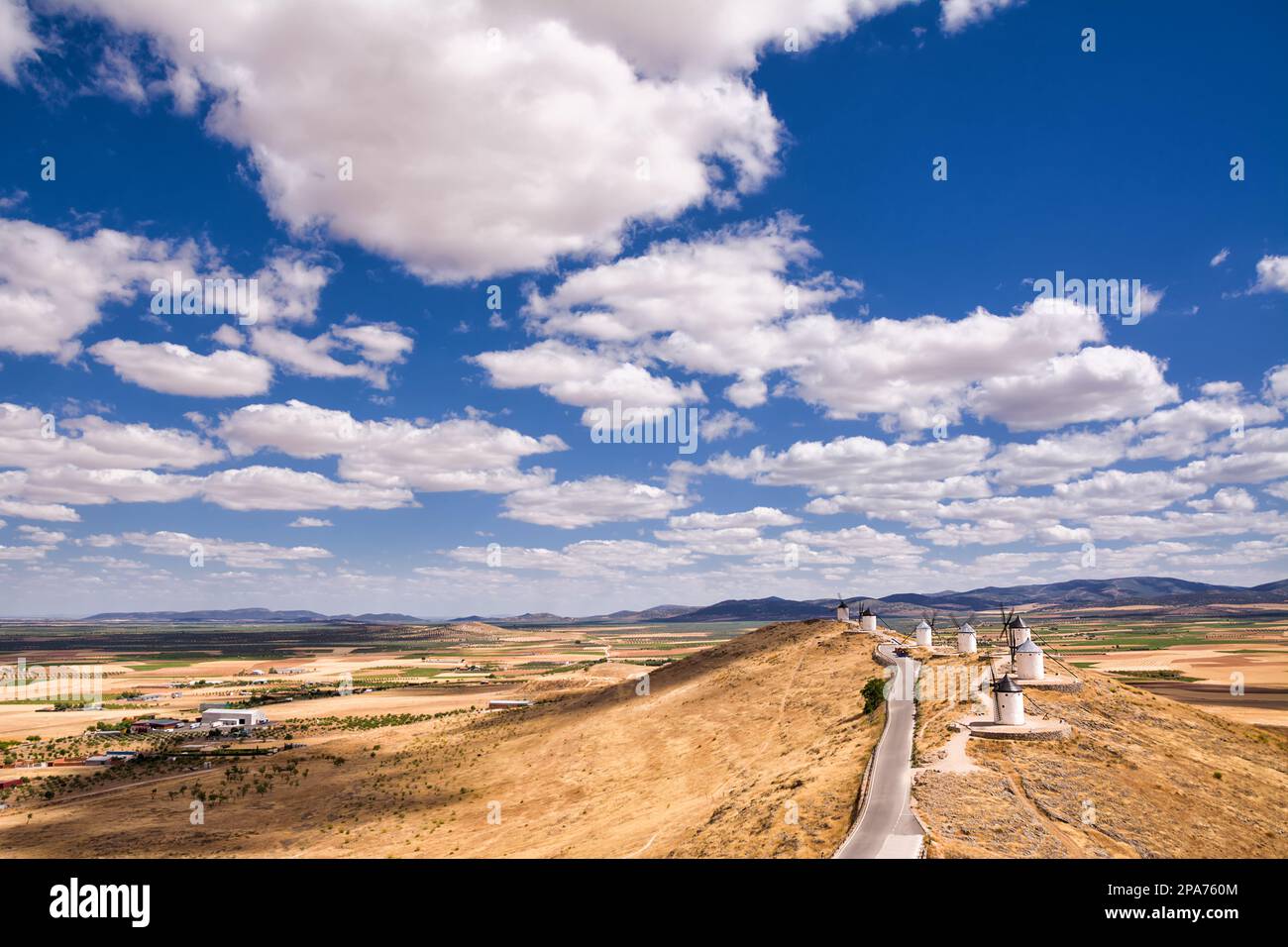 Serie di mulino a vento di Consuegra sulla collina e sullo sfondo la pianura di la Mancha (Spagna) Foto Stock