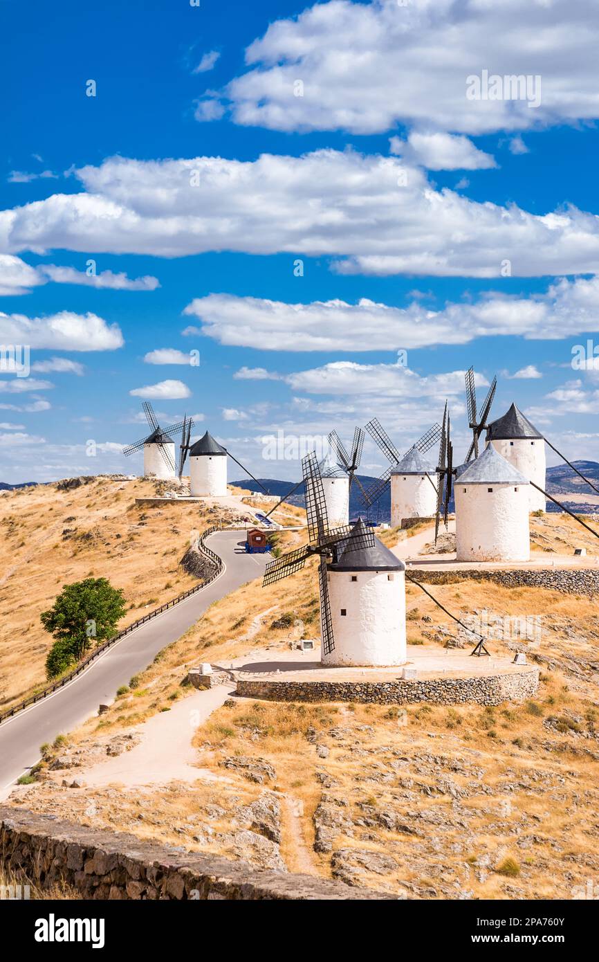 Serie di mulini a vento di Consuegra sulla collina (Spagna) Foto Stock
