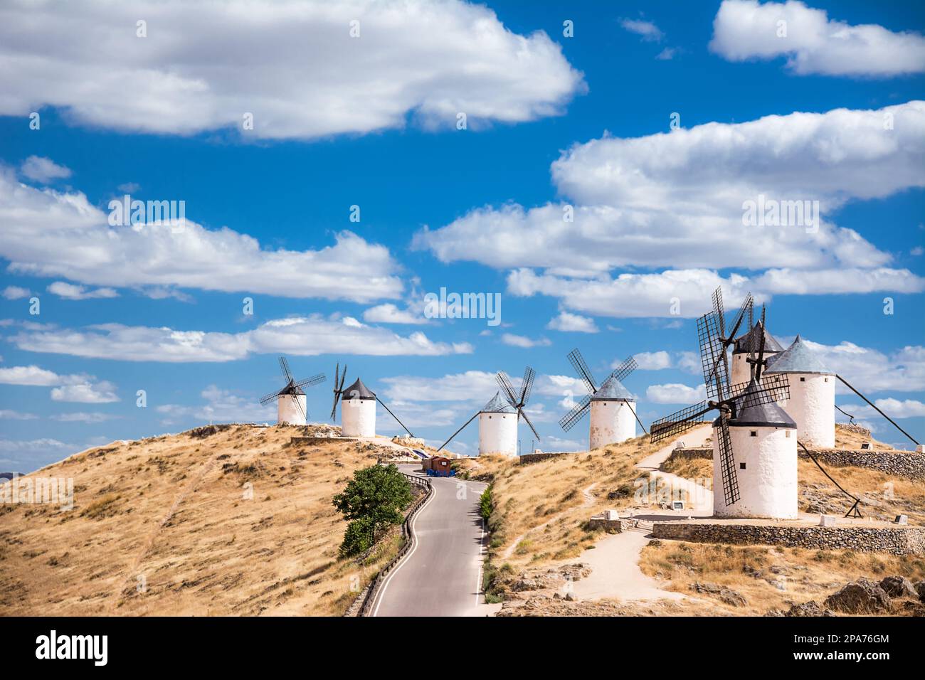 Serie di mulini a vento di Consuegra sulla collina con cielo blu e nuvole bianche (Spagna) Foto Stock