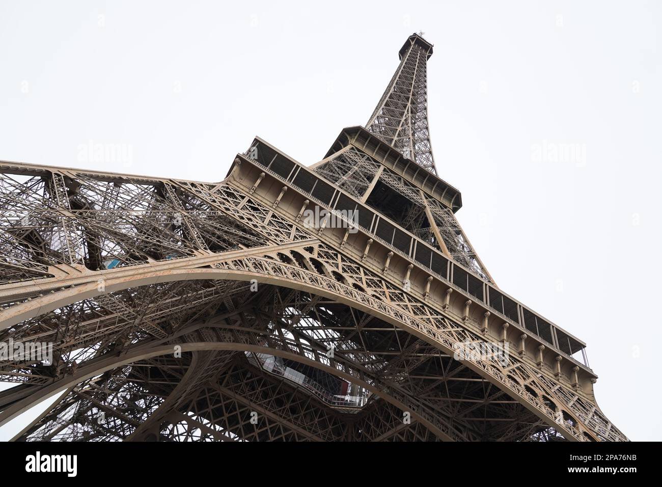 Torre Eiffel visto da sotto Foto Stock