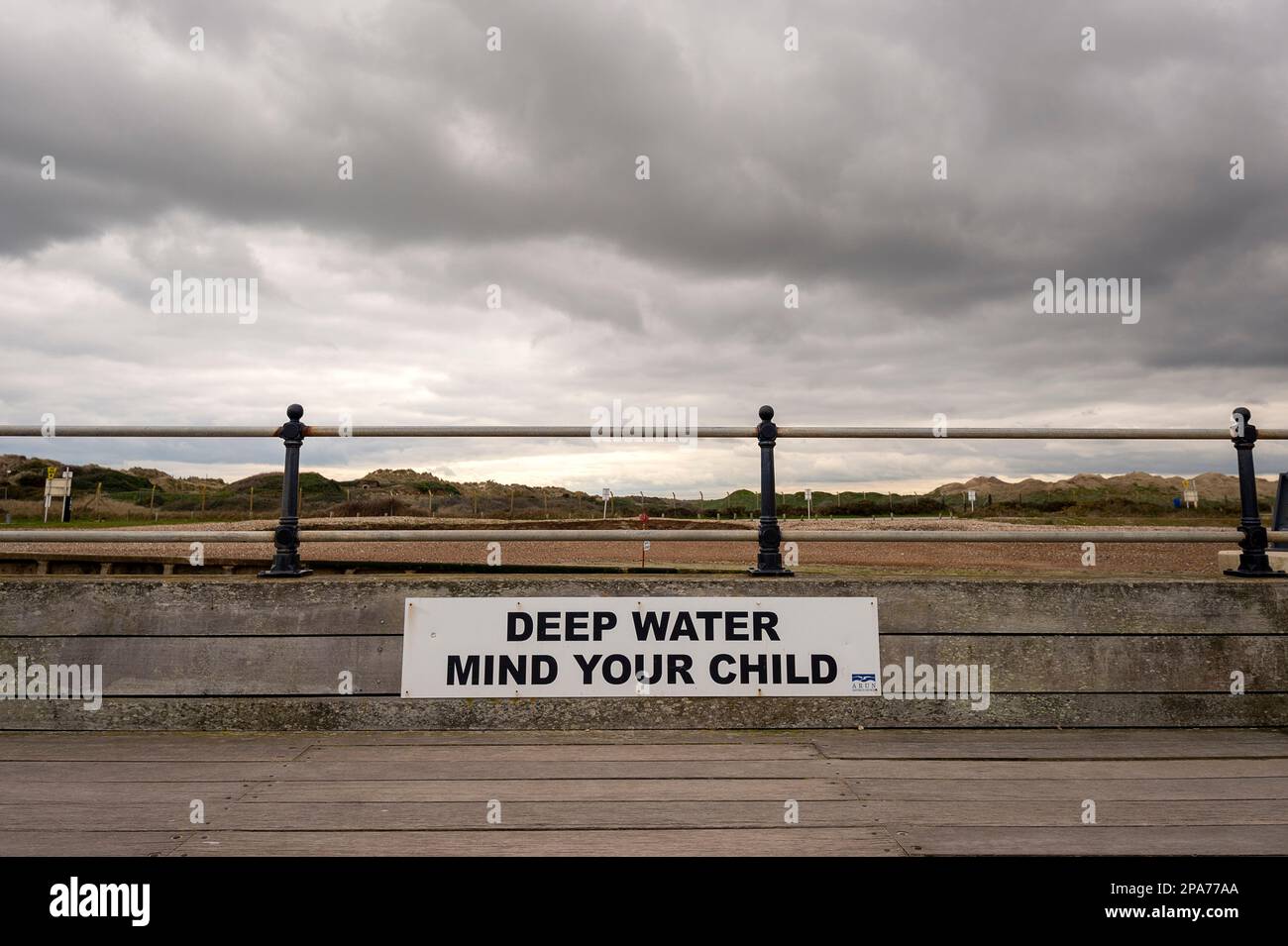 Deep Water Mind Your child cartello di avvertimento sul lungomare di Littlehampton, Regno Unito Foto Stock