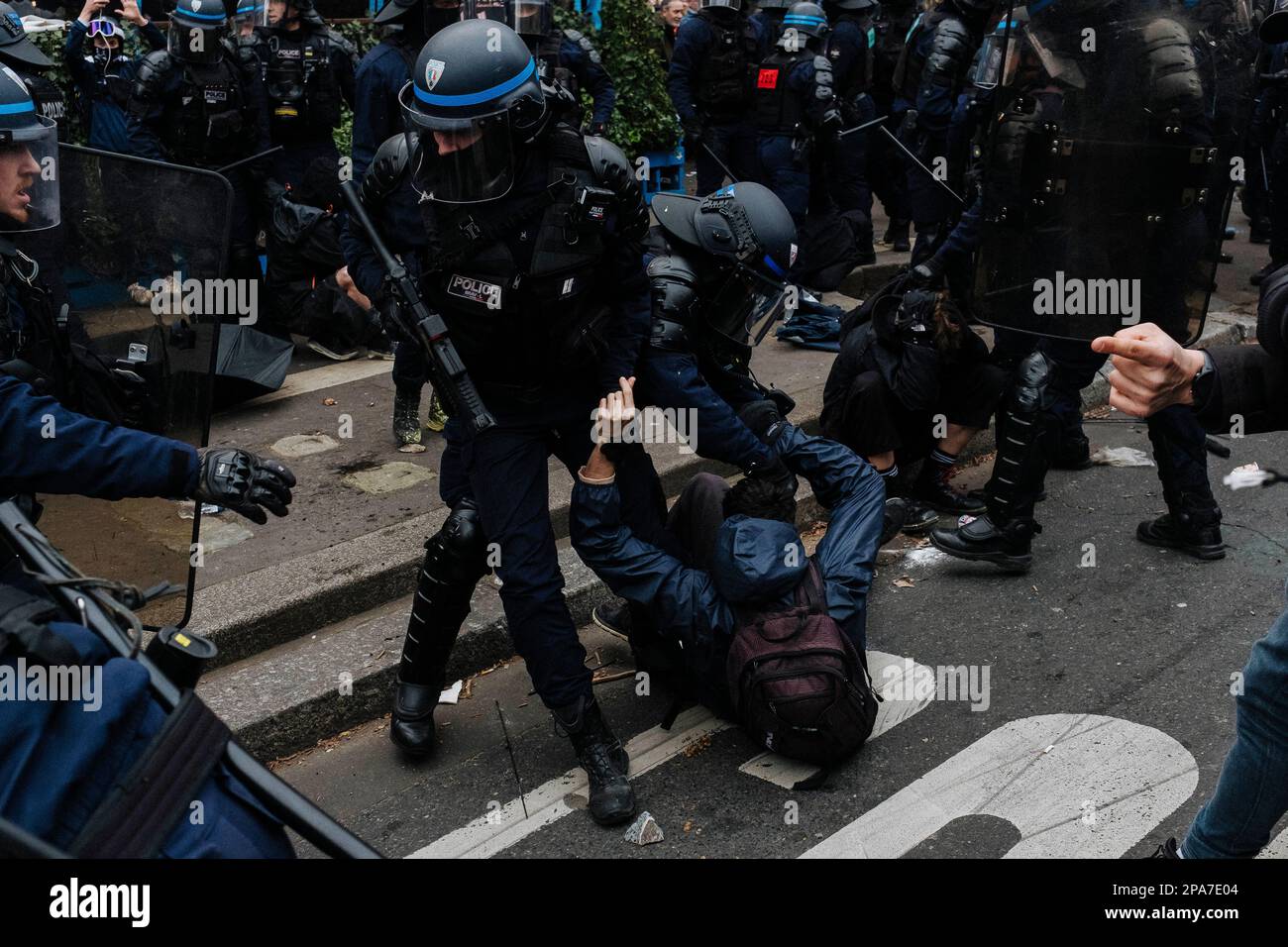 Jan Schmidt-Whitley/le Pictorium - dimostrazione contro la riforma pensionistica a Parigi - 11/3/2023 - Francia / Parigi / Parigi - intervento della polizia durante la manifestazione. Questo settimo giorno di mobilitazione ha riunito 368.000 manifestanti in tutta la Francia, di cui 48.000 a Parigi, secondo il Ministero dell'interno. Il CGT contava più di un milione di dimostranti, di cui 300.000 a Parigi. Foto Stock