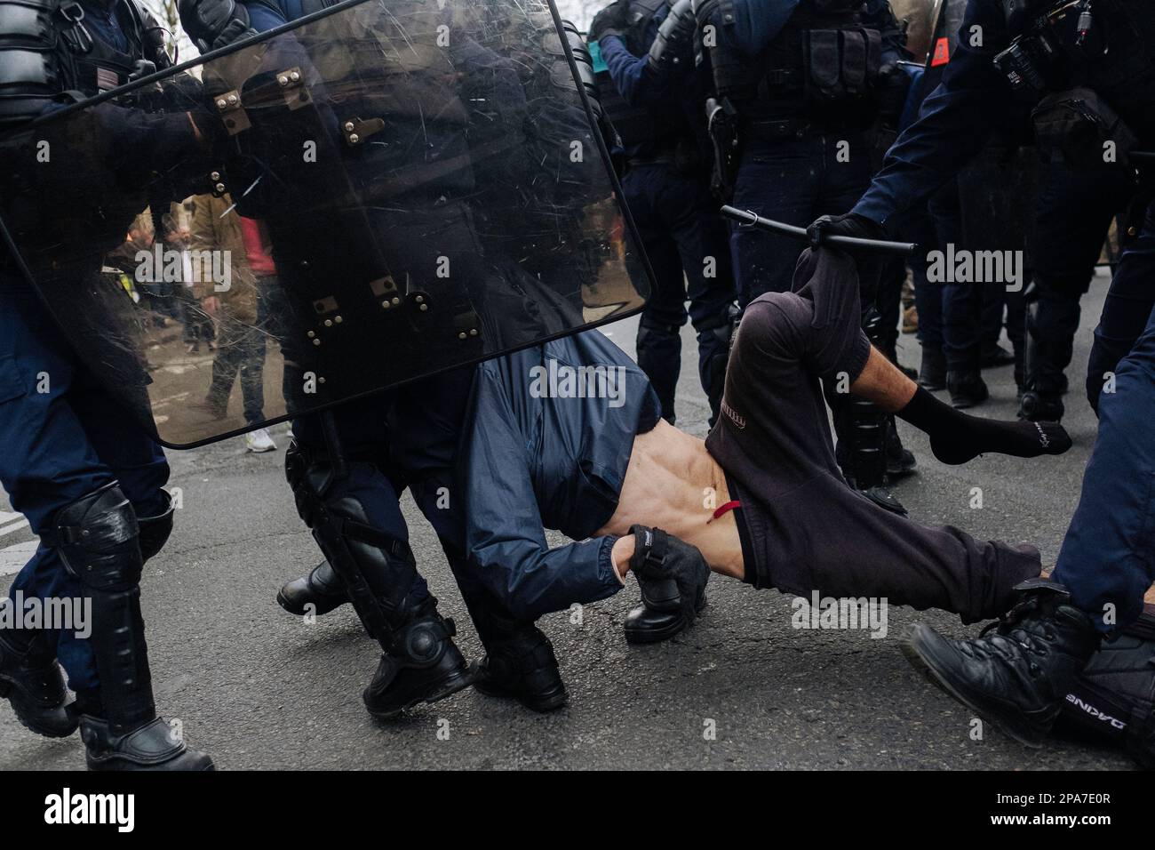 Jan Schmidt-Whitley/le Pictorium - dimostrazione contro la riforma pensionistica a Parigi - 11/3/2023 - Francia / Parigi / Parigi - intervento della polizia durante la manifestazione. Questo settimo giorno di mobilitazione ha riunito 368.000 manifestanti in tutta la Francia, di cui 48.000 a Parigi, secondo il Ministero dell'interno. Il CGT contava più di un milione di dimostranti, di cui 300.000 a Parigi. Foto Stock