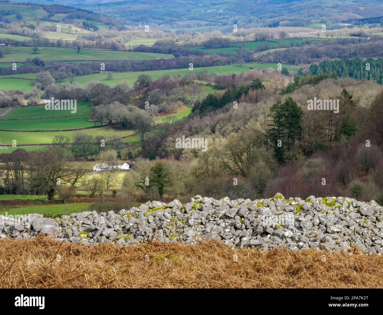 Vista della Towy Valley dai bastioni di pietra di Y Gaer Fawr su Carn Goch uno dei più grandi fortini dell'età del ferro nel Regno Unito Brecon Beacons Wales Foto Stock