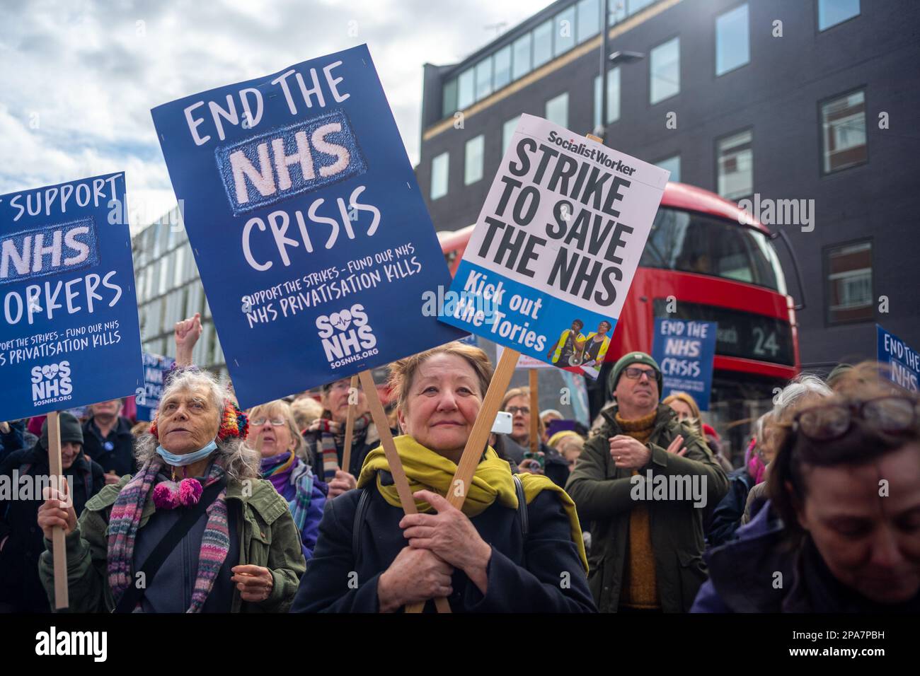 Londra/Regno Unito 11 MARZO 2023. Migliaia di lavoratori della NHS hanno marciato attraverso il centro di Londra fino a Whitehall, chiedendo salari e condizioni migliori. Aubrey Fagon/Alamy Live News Foto Stock