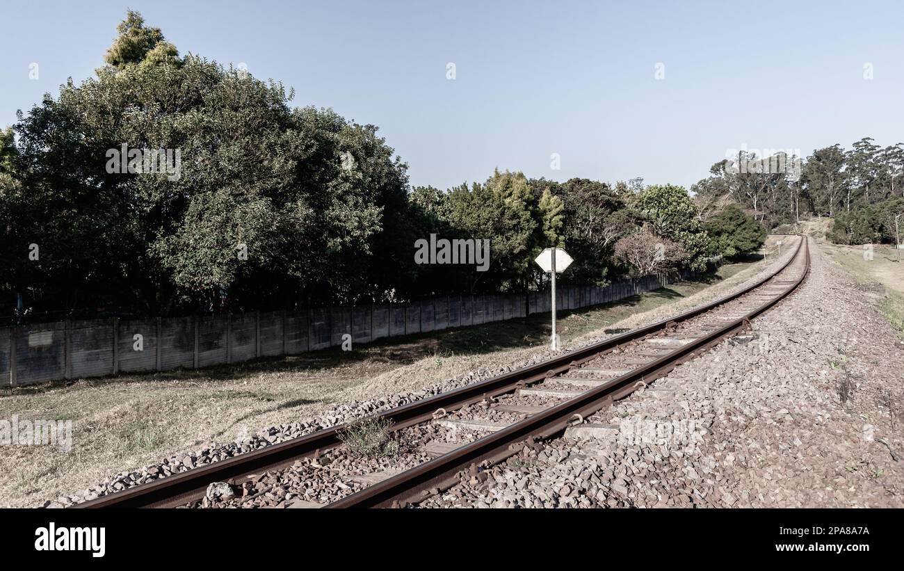 Treno linea ferroviaria closeup foto dettaglio pista acciaio cravatte traversine pietre layout vintage percorso di viaggio. Foto Stock