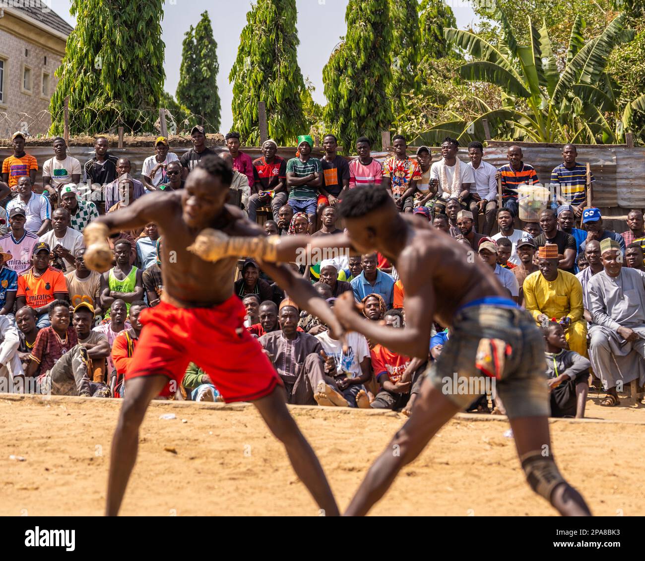 Combattenti nigeriani in azione. Dambe è uno stile tradizionale brutale di combattimenti tra il popolo Husa nel paese. Abuja, Nigeria. Foto Stock
