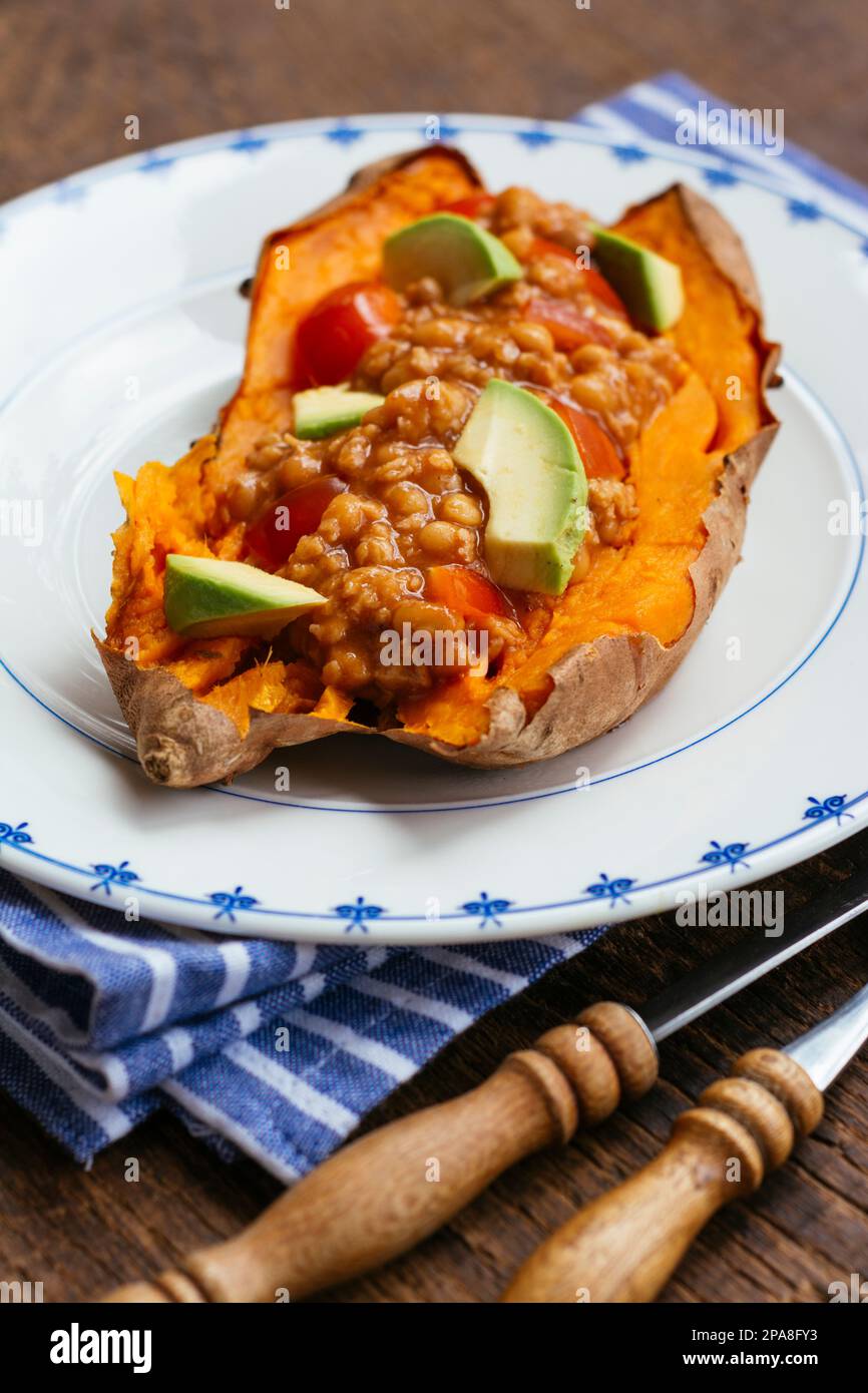 Patate dolci al forno con un vegan peperoncino. Foto Stock