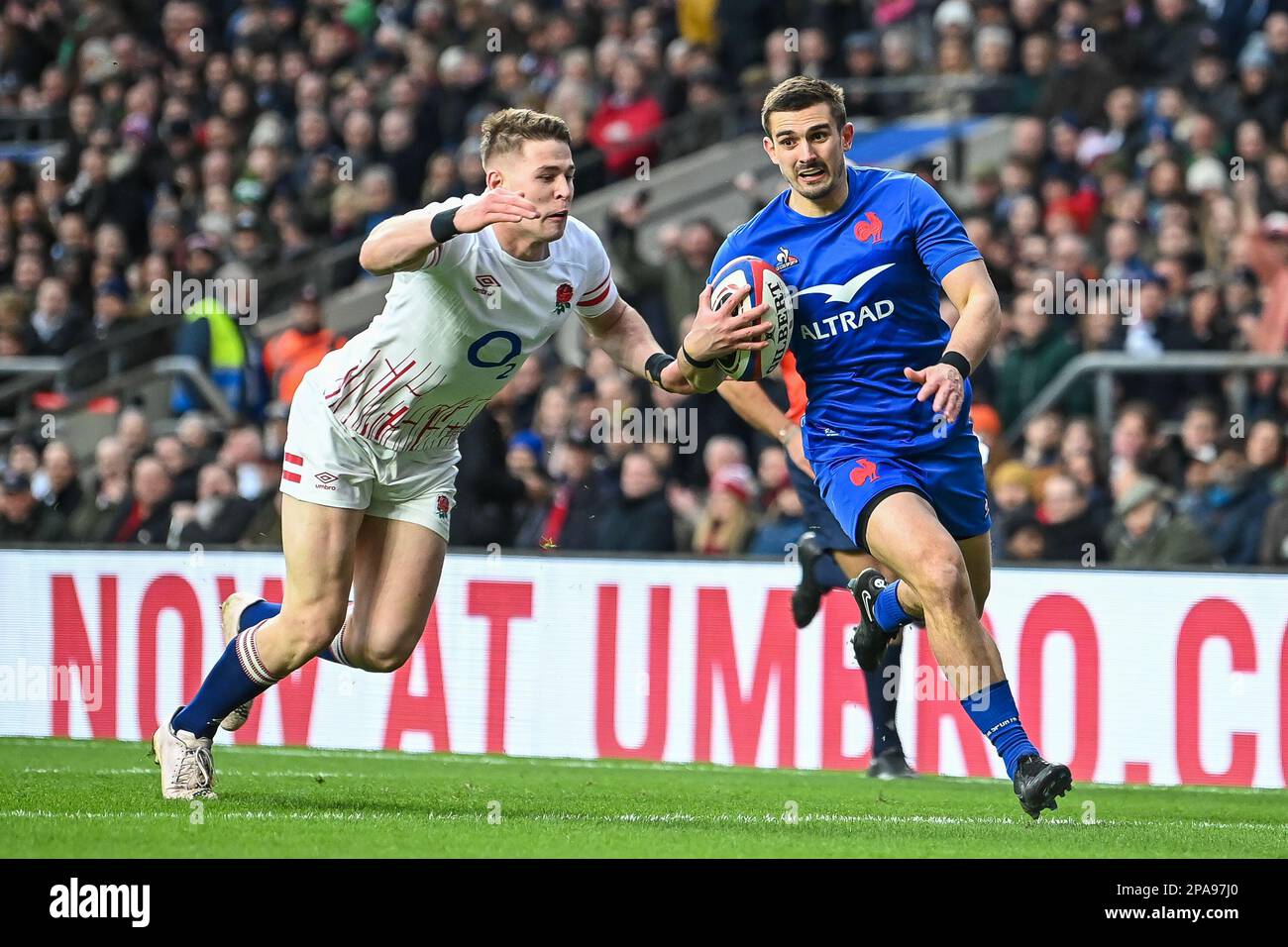 Thomas Ramos di Francia evade il Tackle di Freddie Steward d'Inghilterra durante il Guinness 2023 partita delle 6 Nazioni Inghilterra contro Francia al Twickenham Stadium, Twickenham, Regno Unito, 11th marzo 2023 (Photo by Craig Thomas/News Images) Foto Stock