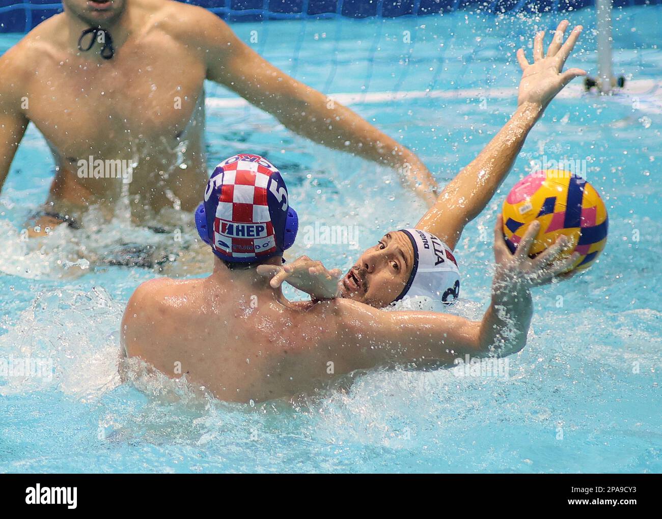 ZAGABRIA, CROAZIA - 11 MARZO: Franko Lazic di Croazia è sfidato da Gonzalo Echenique d'Italia durante la partita di Coppa del mondo di Polo d'acqua maschile tra Italia e Croazia il 11 marzo 2023 al Mladost Sports Park Pool di Zagabria, Croazia. Foto: Marko Prpic/PIXSELL Credit: Pixsell/Alamy Live News Foto Stock