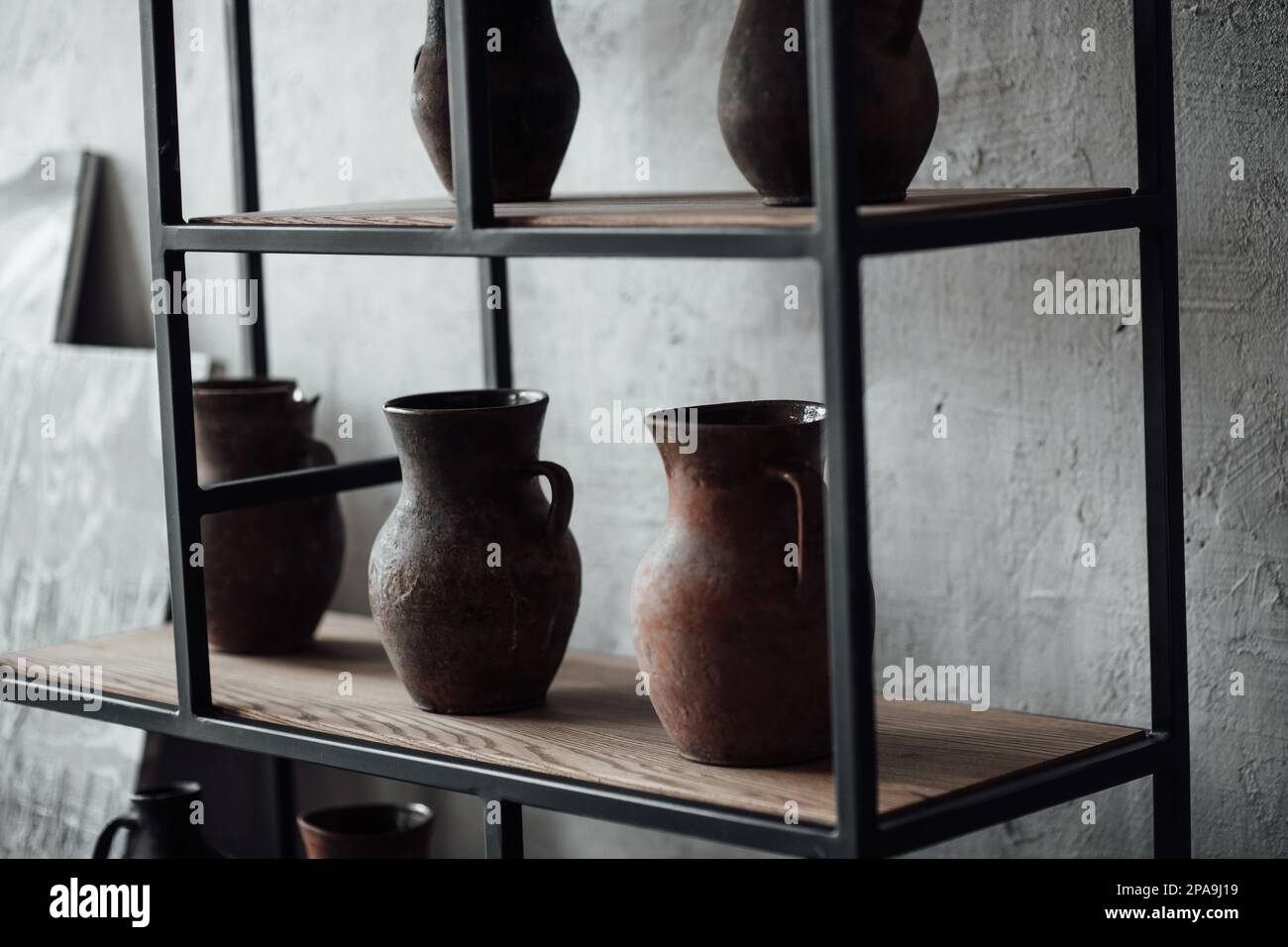 Oggetti d'arte per la mostra di pittura classica e contemporanea scultura retrò e ceramica. Illustrazioni a mano statue in gesso busto e sh astratto Foto Stock