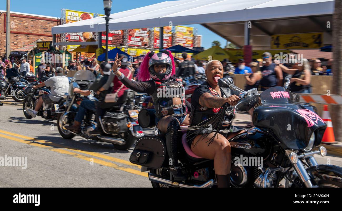 Daytona Beach, Florida, Stati Uniti. 11th Mar, 2023. Sabato 2023 marzo, Daytona Beach, FL: Motociclisti da tutta l'America convergono su Daytona Beach per il festival annuale della Daytona Bike Week. Il festival di strada di 10 giorni comprende concerti, feste e gare ed è uno dei più grandi raduni di motociclisti e appassionati negli Stati Uniti. (Credit Image: © Dominic Gwinn/ZUMA Press Wire) SOLO PER USO EDITORIALE! Non per USO commerciale! Foto Stock