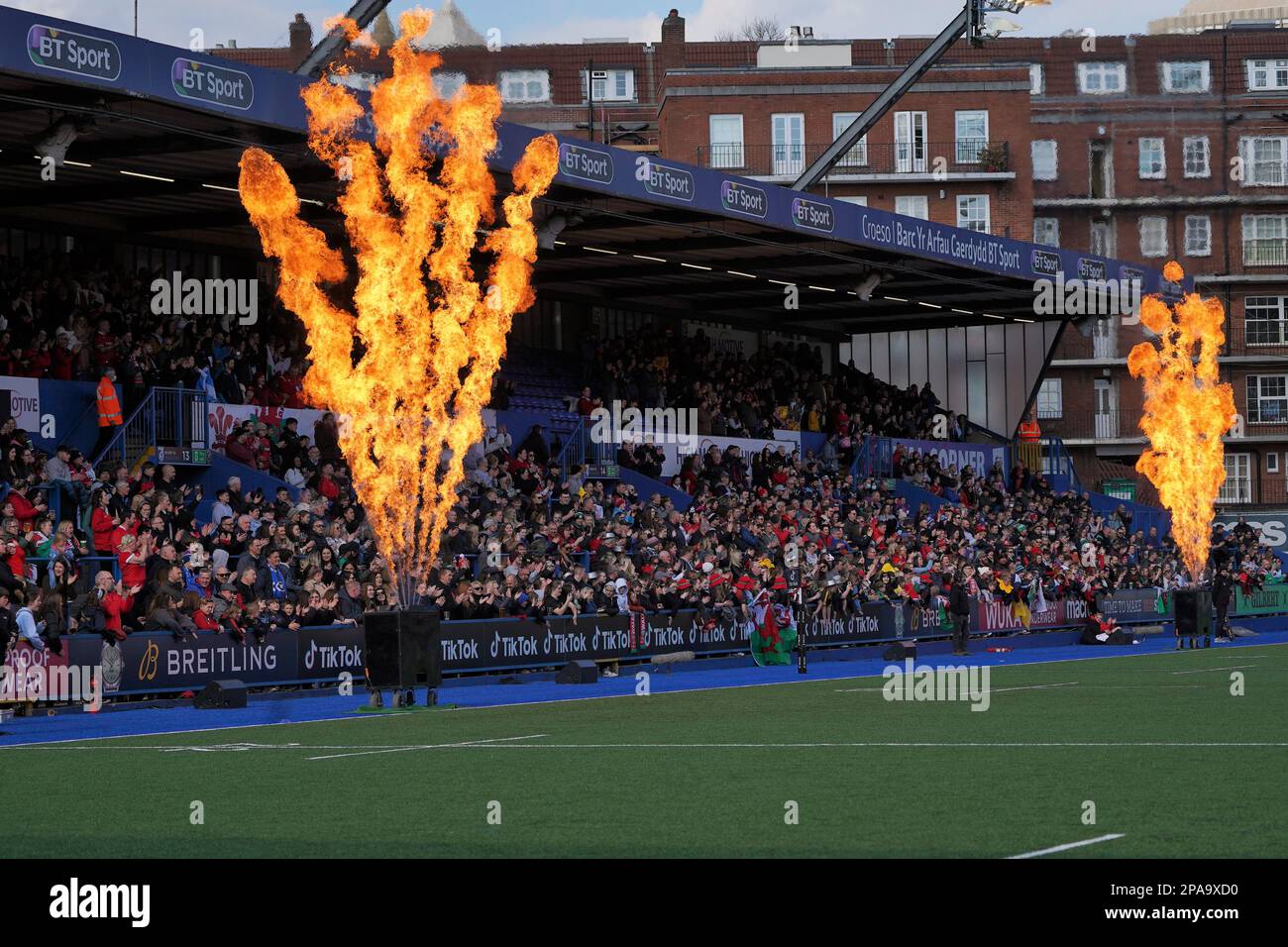 Folla di rugby al Cardiff Arms Park, Cardiff Foto Stock