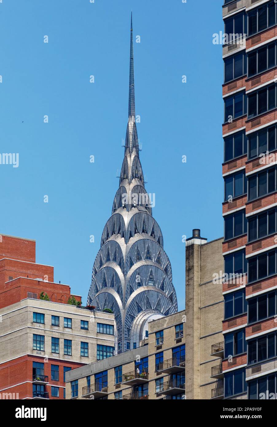 NYC Midtown: La guglia in acciaio inossidabile del Chrysler Building caratterizza lo skyline residenziale del lato est. Foto Stock