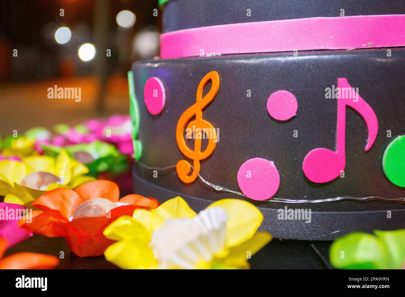 Torta a tema neon con icone musicali a una festa a Rio de Janeiro, Brasile. Foto Stock