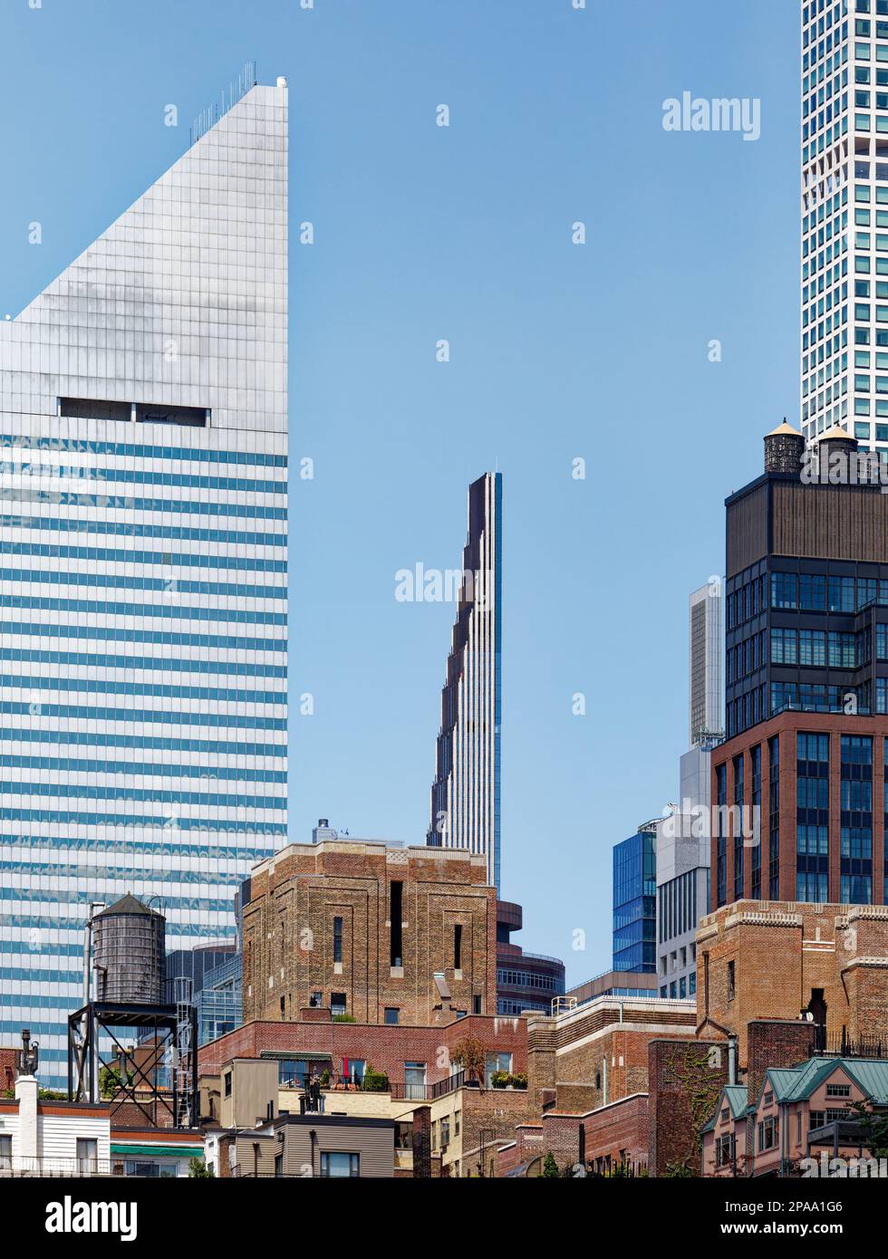 NYC Midtown: Il grattacielo più sottile del mondo, 111 West 57th Street, nota anche come Steinway Tower, è un ago in vetro e terracotta tra i suoi vicini “grassi”. Foto Stock