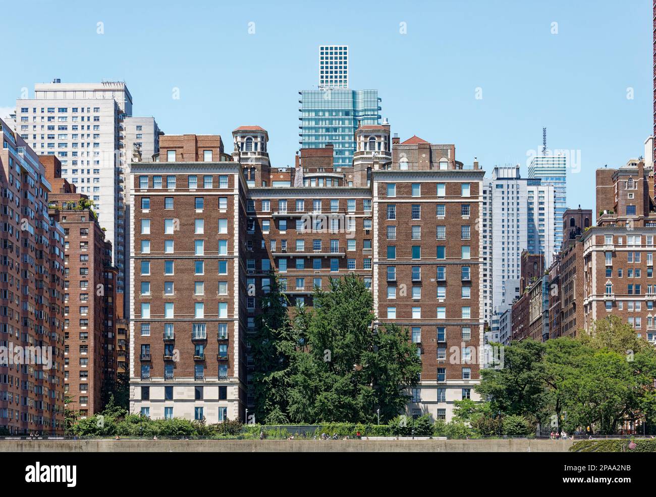 NYC Midtown: One Sutton Place South è un alto appartamento progettato da Rosario candela con vista sul fiume East. Foto Stock