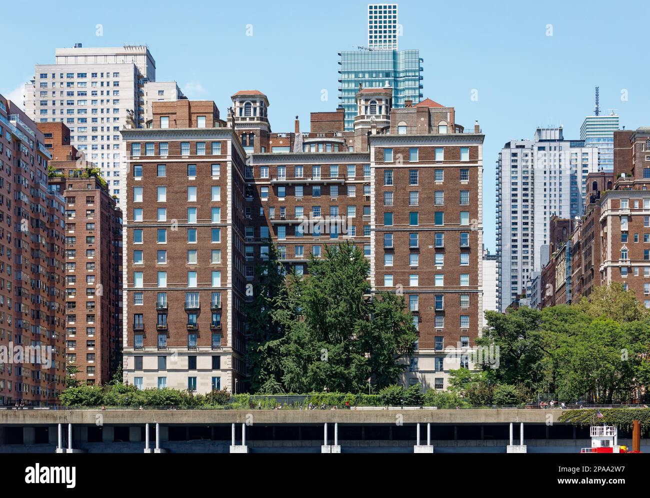 NYC Midtown: One Sutton Place South è un alto appartamento progettato da Rosario candela con vista sul fiume East. Foto Stock