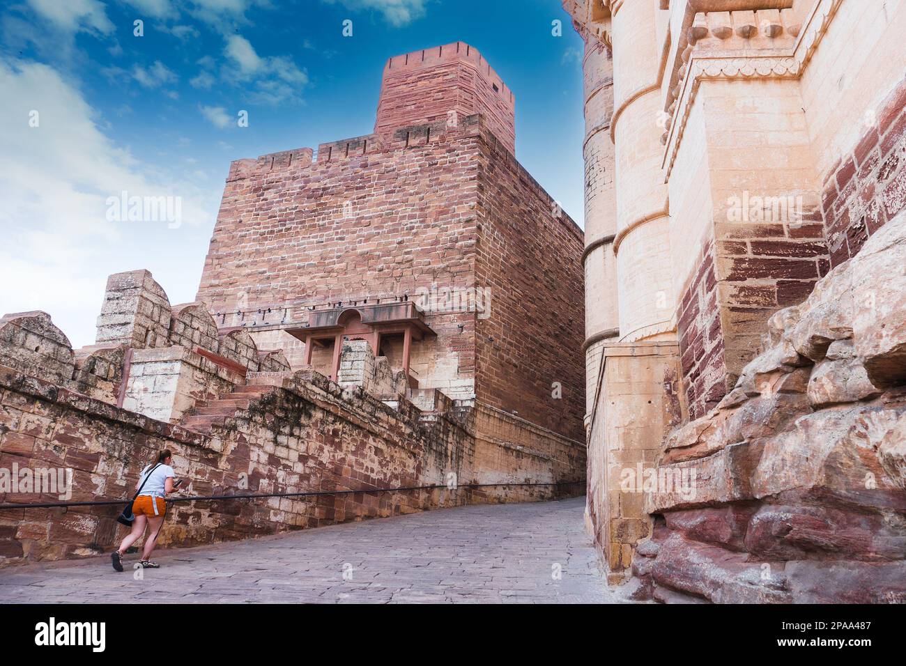 Jodhpur, Rajasthan, India - 19 ottobre 2019: Turista straniera che sale sul famoso forte di Mehrangarh, il forte di Mehrangarh è patrimonio dell'umanità dell'UNESCO. Foto Stock