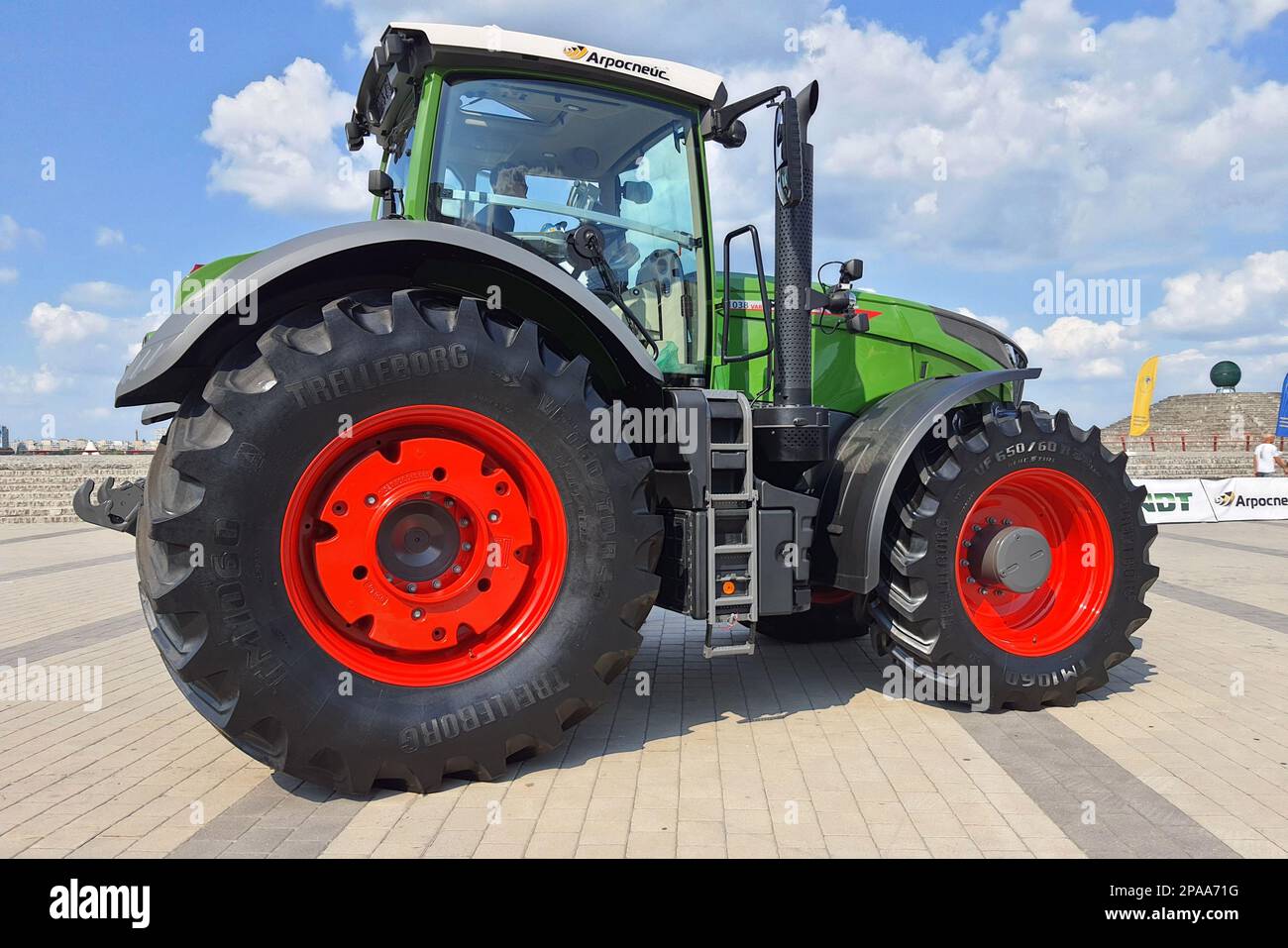 Trattore per agricoltura con ruote grandi in mostra, pneumatici trattore, città Dnipro, Ucraina. 2021-07-24 Foto Stock