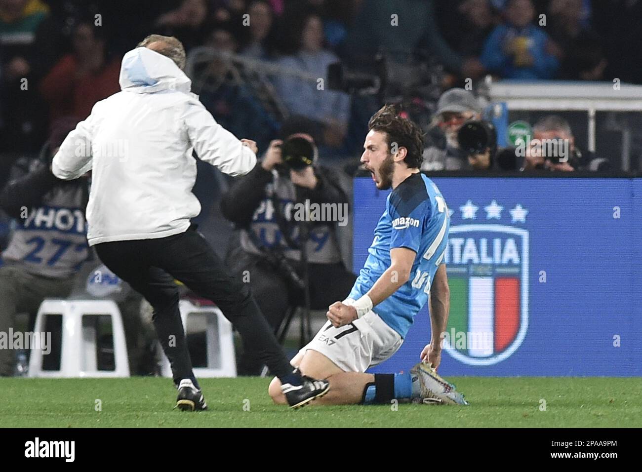 Napoli, Italia. 11th Mar, 2023. Khvicha Kvaratskhelia di SSC Napoli fa il tifo dopo il gol durante la Serie Un match tra SSC Napoli e Atalanta BC allo stadio Diego Armando Maradona Credit: Independent Photo Agency/Alamy Live News Foto Stock