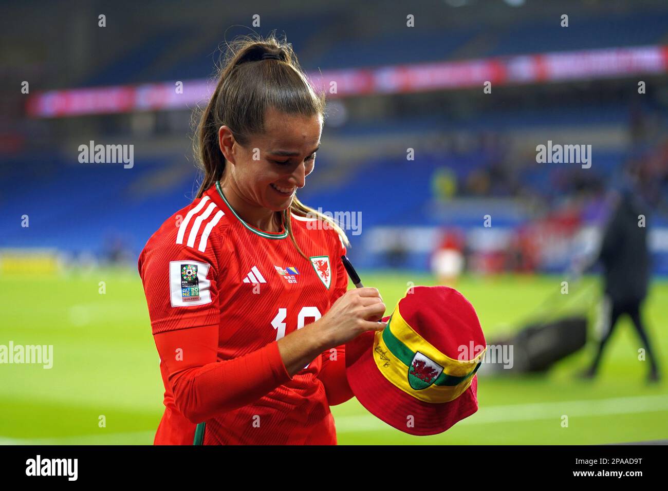 Meg Wynne, calcio del Galles, firma un cappello da secchio per i tifosi Foto Stock
