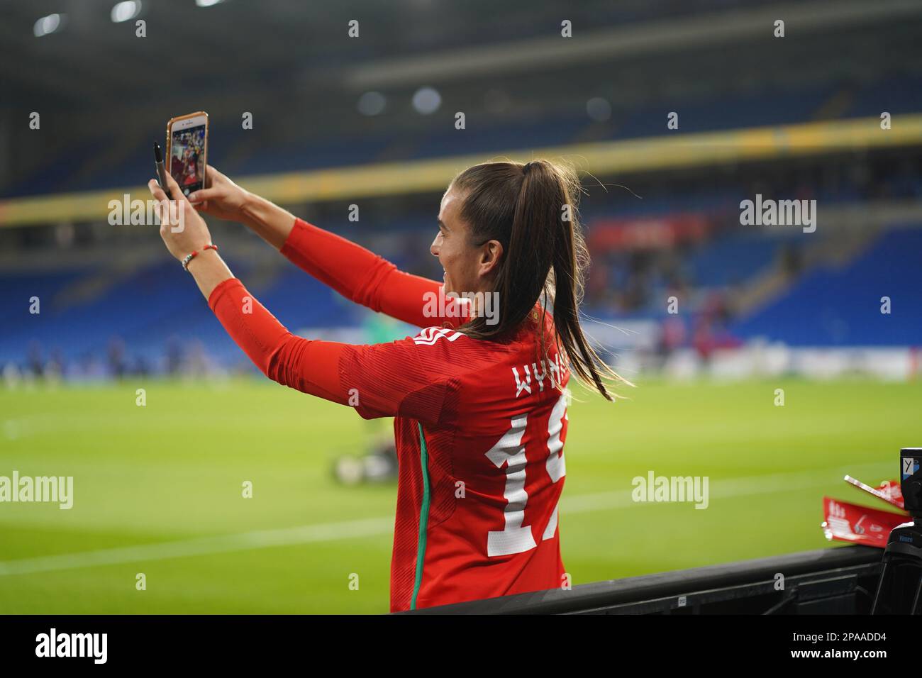 Meg Wynne, calcio del Galles, si pone per selfie con i tifosi Foto Stock