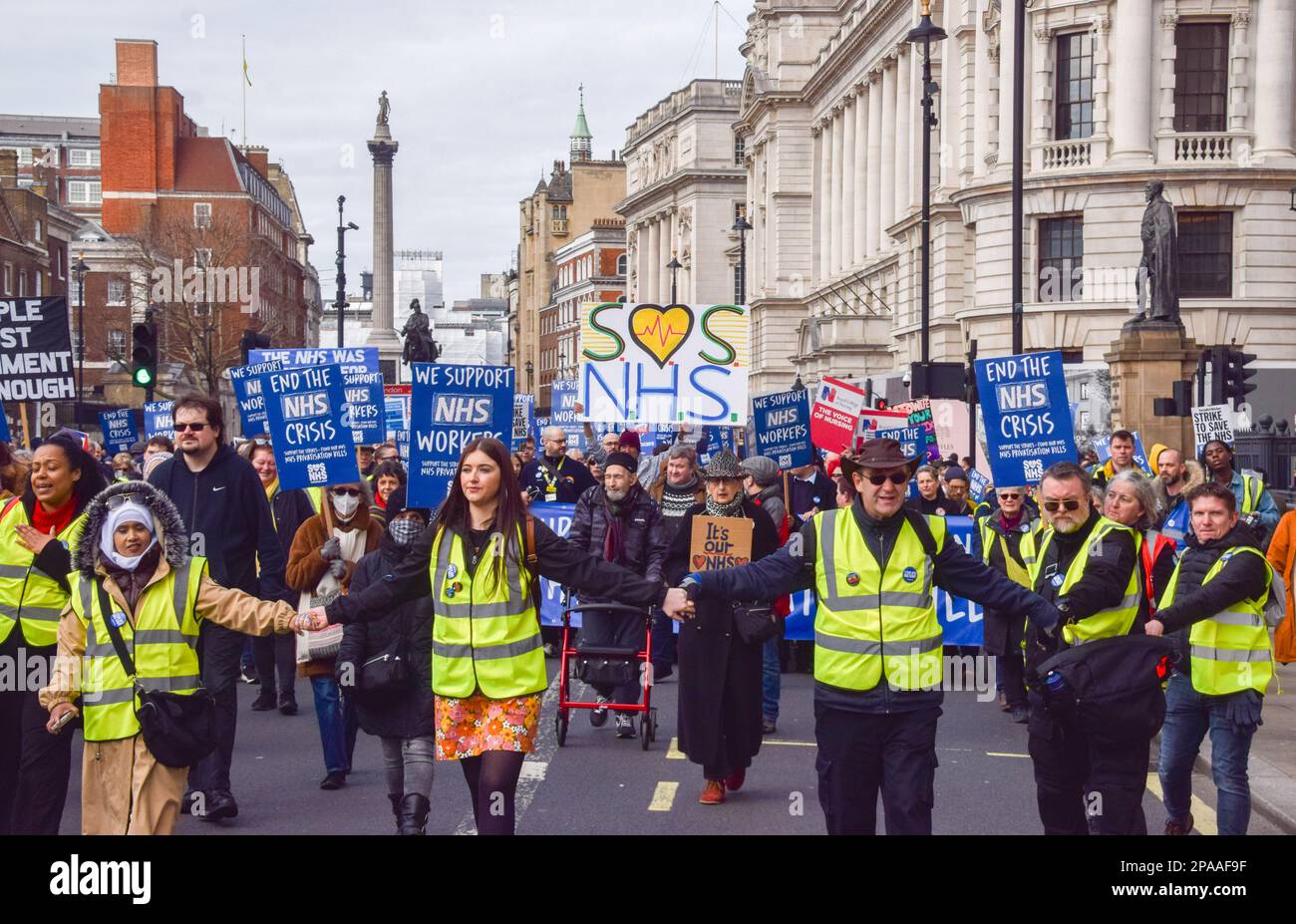 Londra, Regno Unito. 11th Mar, 2023. Durante la manifestazione a Whitehall, i manifestanti tengono cartelli a sostegno dell'NHS. Migliaia di persone hanno marciato attraverso il centro di Londra a sostegno dell'NHS (Servizio sanitario Nazionale) e dei lavoratori dell'NHS, e per protestare contro la privatizzazione dell'NHS. Credit: SOPA Images Limited/Alamy Live News Foto Stock