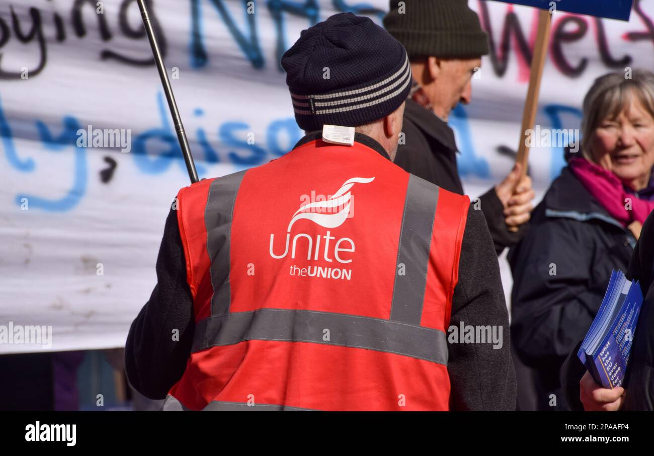 Londra, Regno Unito. 11th Mar, 2023. A Unite il membro sindacale partecipa alla manifestazione in Tottenham Court Road. Migliaia di persone hanno marciato attraverso il centro di Londra a sostegno dell'NHS (Servizio sanitario Nazionale) e dei lavoratori dell'NHS, e per protestare contro la privatizzazione dell'NHS. Credit: SOPA Images Limited/Alamy Live News Foto Stock
