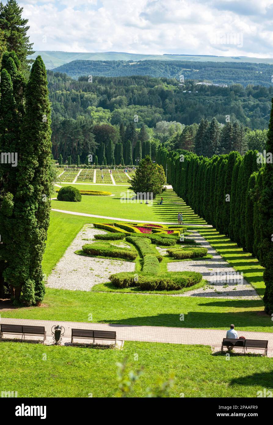 Resort Park Valle delle rose in estate, Kislovodsk, Russia. Paesaggio di luogo turistico, vista verticale di bel giardino paesaggistico verde. Tema di Foto Stock