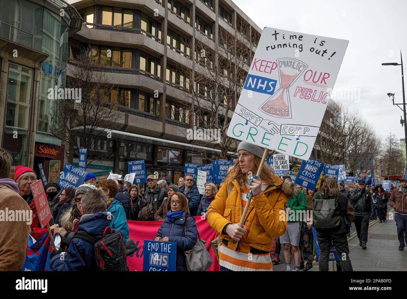 Londra, Regno Unito. 11th Mar, 2023. Un sostenitore è visto marciare con un cartello durante la dimostrazione. Il gruppo della campagna SOS NHS e altri sindacati hanno organizzato una marcia dall'University College London Hospital a Downing Street per chiedere finanziamenti di emergenza al National Health Service (NHS) da parte del governo britannico per sostenere i servizi e il personale e non privatizzare il settore sanitario prima della primavera del Cancelliere Bilancio in data 15th marzo 2023. Credit: SOPA Images Limited/Alamy Live News Foto Stock