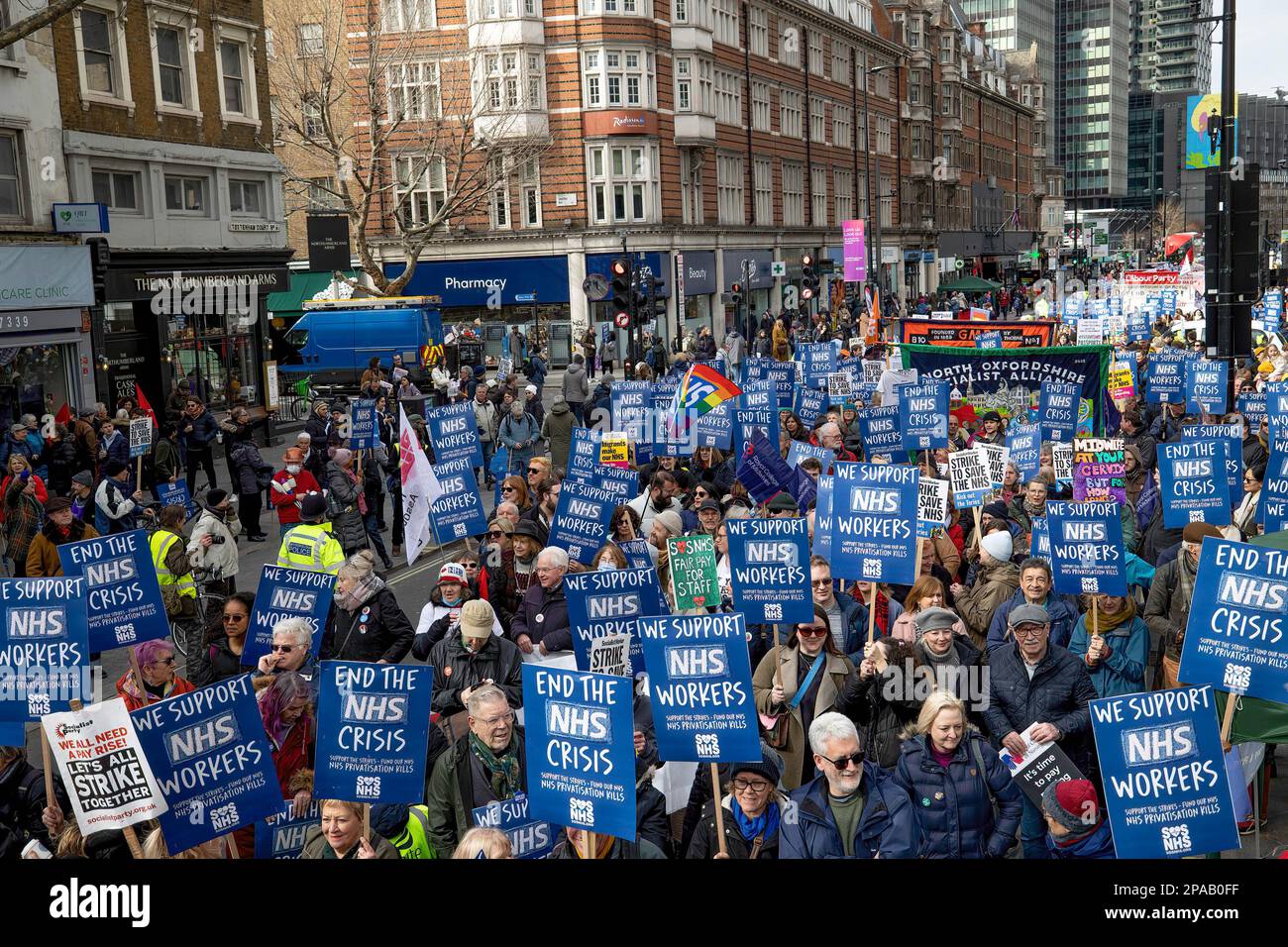 Londra, Regno Unito. 11th Mar, 2023. I lavoratori del NHS, compresi medici e infermieri, e il loro sostenitore, hanno dei cartelli durante la manifestazione. Il gruppo della campagna SOS NHS e altri sindacati hanno organizzato una marcia dall'University College London Hospital a Downing Street per chiedere finanziamenti di emergenza al National Health Service (NHS) da parte del governo britannico per sostenere i servizi e il personale e non privatizzare il settore sanitario prima della primavera del Cancelliere Bilancio in data 15th marzo 2023. Credit: SOPA Images Limited/Alamy Live News Foto Stock