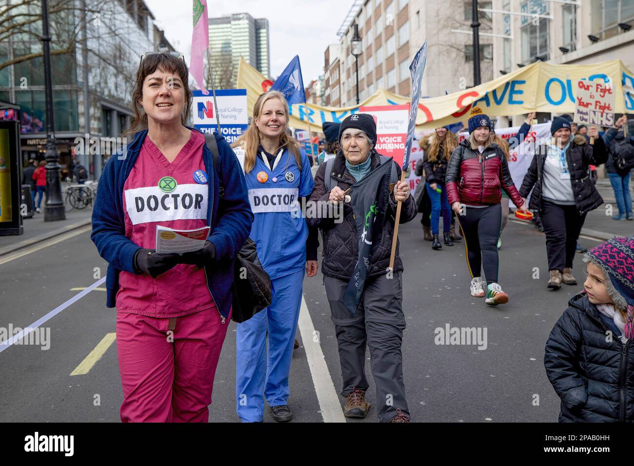 Londra, Regno Unito. 11th Mar, 2023. I medici si vedono nei loro scrub di lavoro e marciando per chiedere una retribuzione e condizioni di lavoro migliori. Il gruppo della campagna SOS NHS e altri sindacati hanno organizzato una marcia dall'University College London Hospital a Downing Street per chiedere finanziamenti di emergenza al National Health Service (NHS) da parte del governo britannico per sostenere i servizi e il personale e non privatizzare il settore sanitario prima della primavera del Cancelliere Bilancio in data 15th marzo 2023. Credit: SOPA Images Limited/Alamy Live News Foto Stock