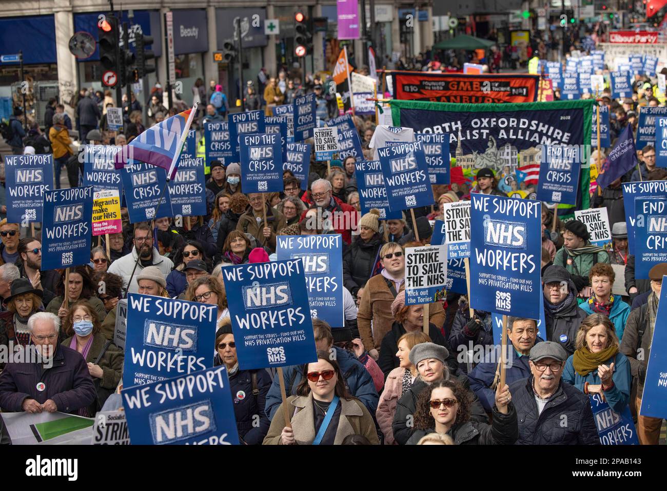 Londra, Regno Unito. 11th Mar, 2023. I lavoratori del NHS, compresi medici e infermieri, e il loro sostenitore, hanno dei cartelli durante la manifestazione. Il gruppo della campagna SOS NHS e altri sindacati hanno organizzato una marcia dall'University College London Hospital a Downing Street per chiedere finanziamenti di emergenza al National Health Service (NHS) da parte del governo britannico per sostenere i servizi e il personale e non privatizzare il settore sanitario prima della primavera del Cancelliere Bilancio in data 15th marzo 2023. Credit: SOPA Images Limited/Alamy Live News Foto Stock