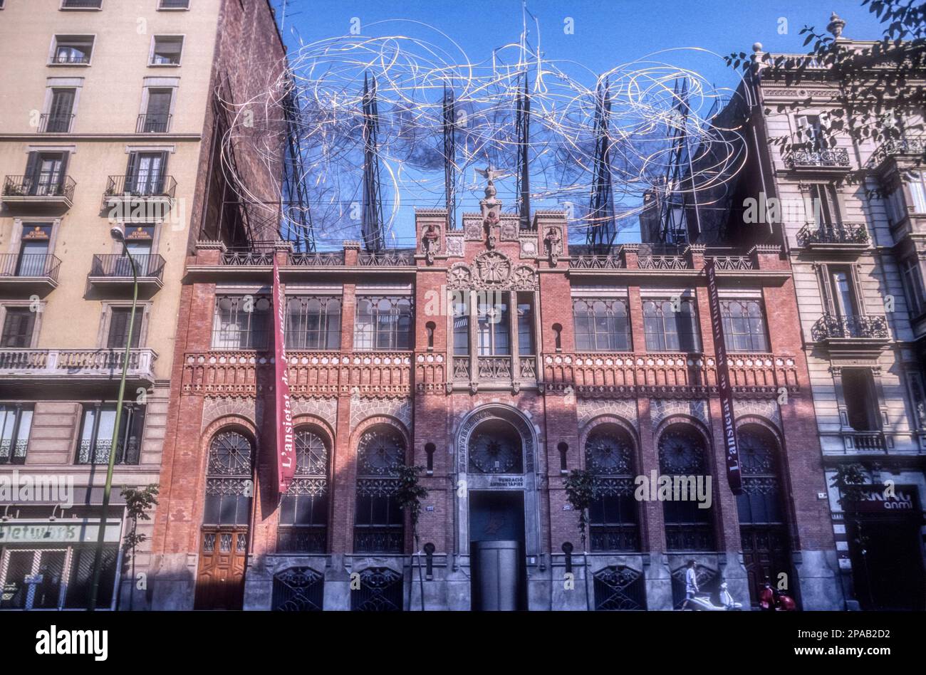 Il Fundació Antoni Tàpies di Carrer d'Aragó, Barcellona, si trova nell'ex Casa Montaner i Simon progettata da Lluís Domènech i Montaner. La scultura sul tetto del 1990 è Núvol i cadira o Cloud and Chair, di Tàpies. Foto Stock