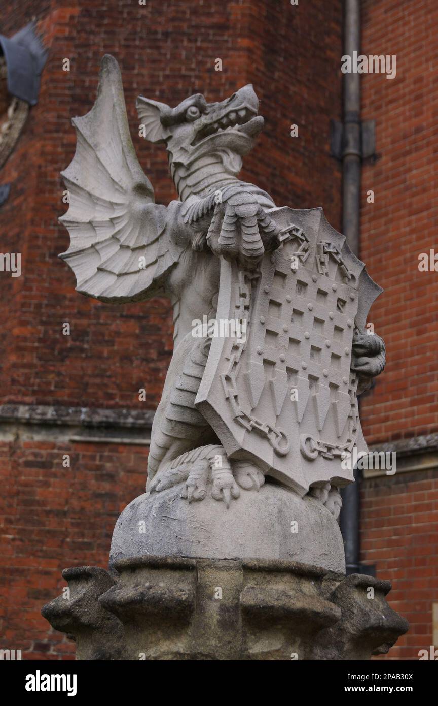 Londra, Regno Unito: Statua del drago Tudor che custodisce il ponte d'ingresso all'Hampton Court Palace Foto Stock