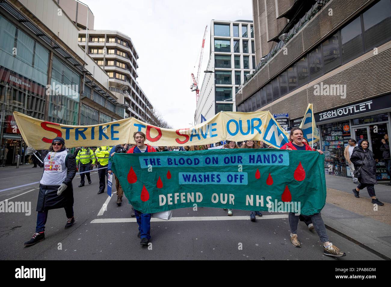 Londra, Regno Unito. 11th Mar, 2023. Gli infermieri del NHS del Royal College of Nursing (RCN) sono visti marciare con striscioni durante la dimostrazione. Il gruppo della campagna SOS NHS e altri sindacati hanno organizzato una marcia dall'University College London Hospital a Downing Street per chiedere finanziamenti di emergenza al National Health Service (NHS) da parte del governo britannico per sostenere i servizi e il personale e non privatizzare il settore sanitario prima della primavera del Cancelliere Bilancio in data 15th marzo 2023. (Foto di Hesther ng/SOPA Images/Sipa USA) Credit: Sipa USA/Alamy Live News Foto Stock