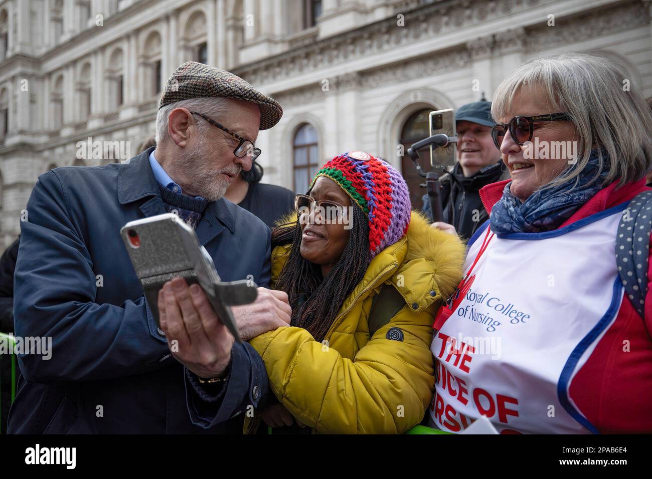 Jeremy Corbyn, membro del Parlamento di Islington North ed ex leader del Partito laburista, si vede parlare con i suoi sostenitori e fare selfie durante la manifestazione. Il gruppo della campagna SOS NHS e altri sindacati hanno organizzato una marcia dall'University College London Hospital a Downing Street per chiedere finanziamenti di emergenza al National Health Service (NHS) da parte del governo britannico per sostenere i servizi e il personale e non privatizzare il settore sanitario prima della primavera del Cancelliere Bilancio in data 15th marzo 2023. (Foto di Hesther ng/SOPA Images/Sipa USA) Foto Stock