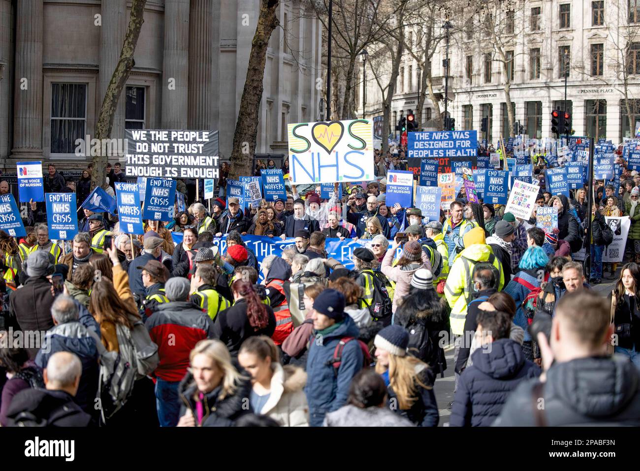 Londra, Regno Unito. 11th Mar, 2023. I lavoratori del NHS, compresi medici e infermieri, e il loro sostenitore, hanno dei cartelli durante la manifestazione. Il gruppo della campagna SOS NHS e altri sindacati hanno organizzato una marcia dall'University College London Hospital a Downing Street per chiedere finanziamenti di emergenza al National Health Service (NHS) da parte del governo britannico per sostenere i servizi e il personale e non privatizzare il settore sanitario prima della primavera del Cancelliere Bilancio in data 15th marzo 2023. (Foto di Hesther ng/SOPA Images/Sipa USA) Credit: Sipa USA/Alamy Live News Foto Stock