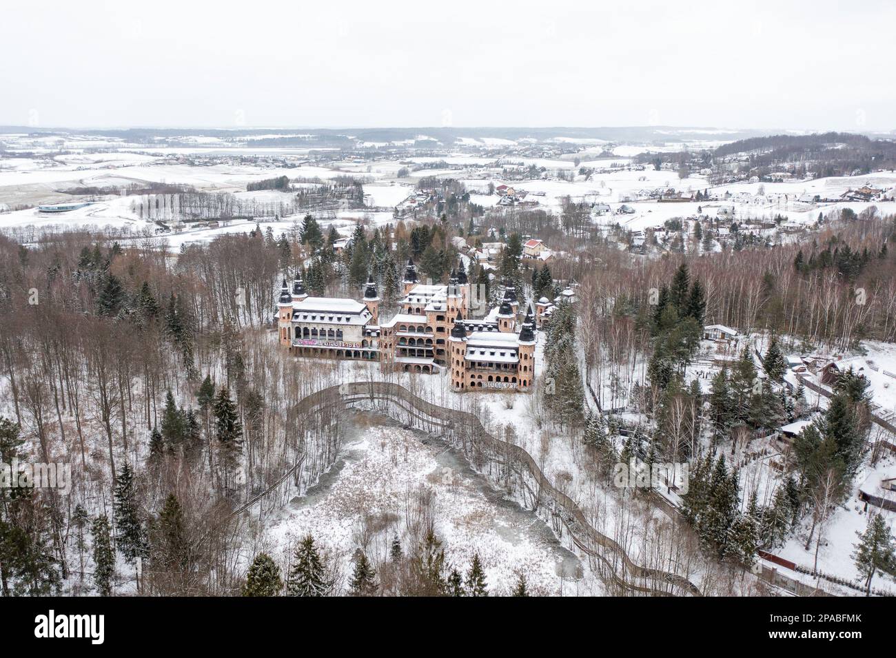 (NOTA PER I REDATTORI: Immagine scattata con il drone)Un grande castello incompiuto visto coperto di neve al villaggio di Lapalice nella regione di Kashubia. Il castello fu costruito nel 1983 come costruzione non autorizzata. Il suo fondatore era un artista e produttore di mobili da Danzica - Piotr Kazimierczak. La sua costruzione non è stata completata a causa di regolamenti. L'investitore non ha ricevuto un permesso di costruzione. Dopo 40 anni, il castello sarà probabilmente completato e un hotel e spa sarà costruito in esso da Kazimierczyk. Il consiglio comunale di Kartuzy concede il permesso di creare un nuovo piano di sviluppo spaziale per questo settore. (Foto di Mateu Foto Stock