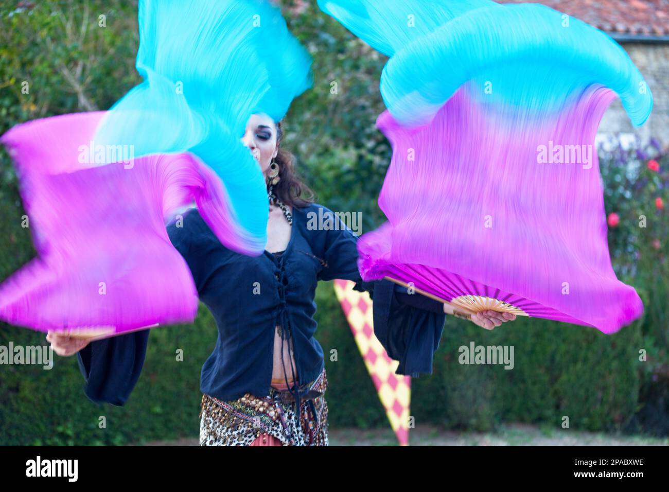 Bazoges-en-Pareds, Francia - 29 2017 luglio: Ragazza di Gipsy ballare con un paio di fan palmari durante l'annuale 'Nocturnes Médiévales' festival. In estate, Foto Stock