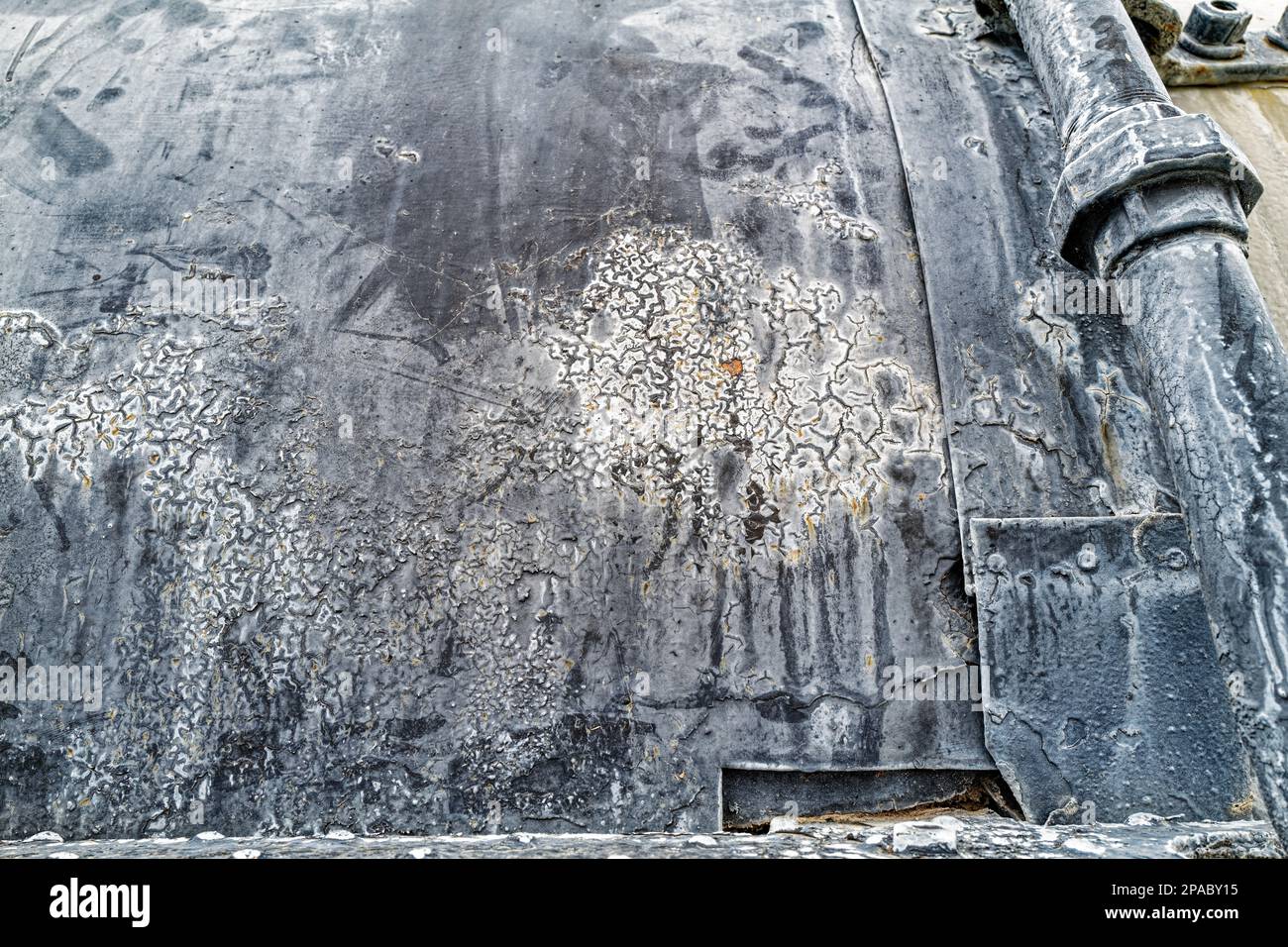I modelli nella superficie metallica corrosa di una locomotiva antica Foto Stock