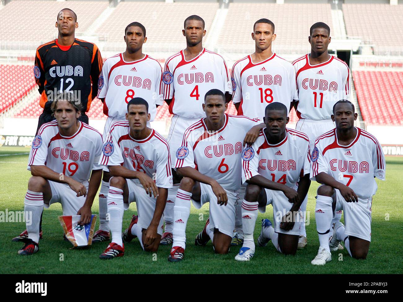 Ten players of the U23 Cuba soccer team gather for a photo before the start of a CONCACAF Olympic qualifying men's soccer match against Honduras, in Tampa, Fla., Thursday, March 13, 2008. Seven Cuban players, who had not yet reported to authorities, went missing after Cuba tied the United States 1-1 on Tuesday, March 11. (AP Photo/Mike Carlson) Foto Stock