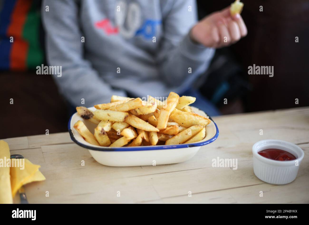 Ciotola di patatine fresche e tuffo Foto Stock