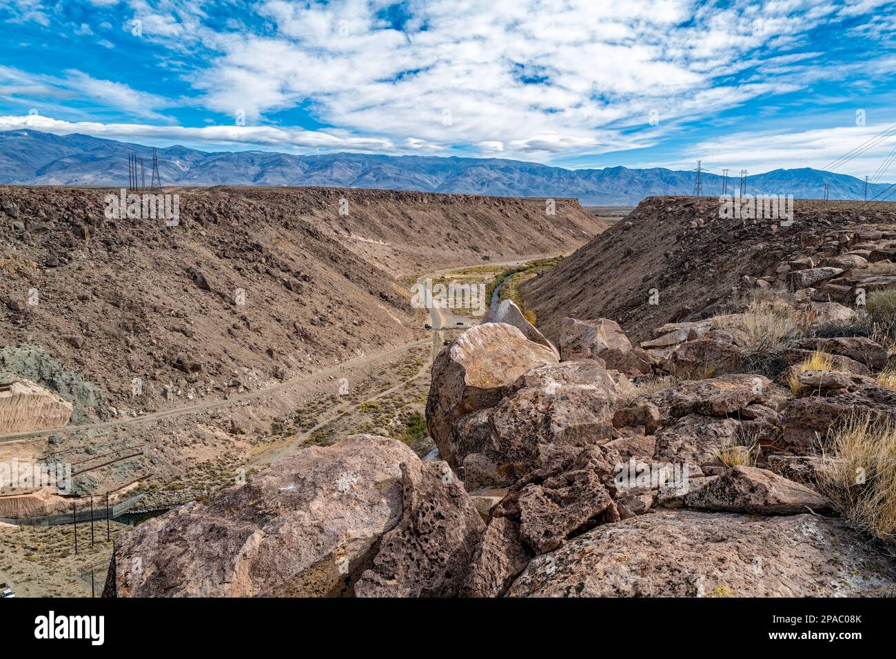 La strada e il fiume a monte della Pleasant Valley Dam nella Owens River Valley vicino a Bishop in California, USA Foto Stock